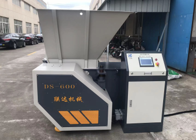 撕碎机    张家港市联达机械有限公司